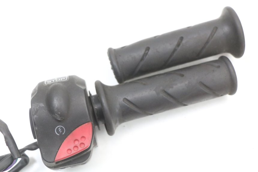 photo de PRZEŁĄCZNIK PRAWY PEUGEOT LUDIX 50 (2008 - 2017) - Zoom stanu zużycia