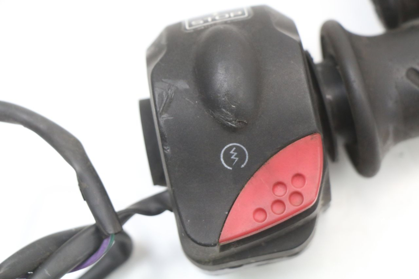 photo de PRZEŁĄCZNIK PRAWY PEUGEOT LUDIX 50 (2008 - 2017) - Inny kąt widzenia