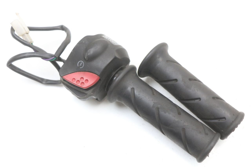photo de PRZEŁĄCZNIK PRAWY PEUGEOT LUDIX 50 (2008 - 2017) - Zbliżenie techniczne