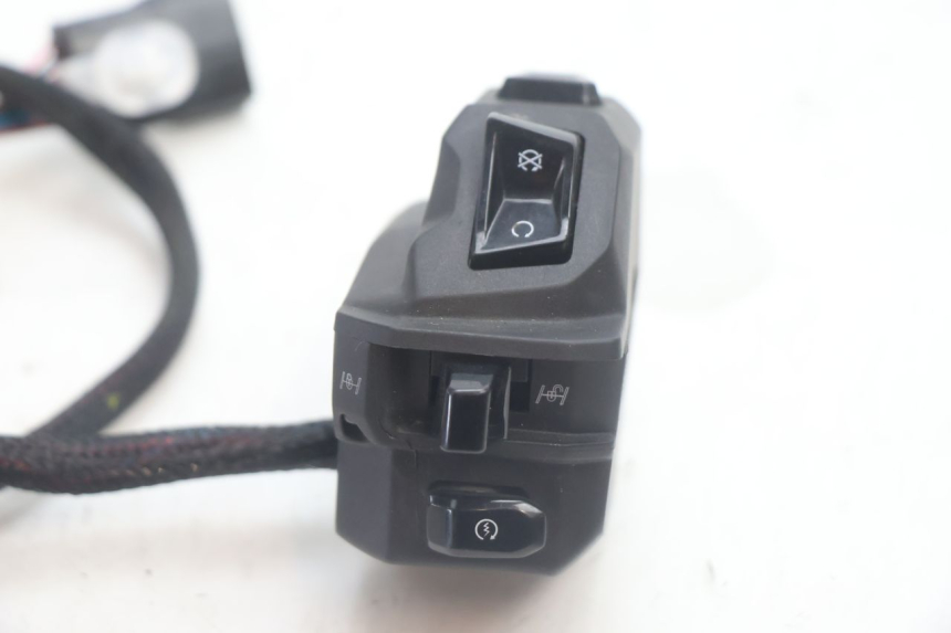 photo de PRAWA PRZEŁĄCZNIK PIAGGIO MP3 HPE 530 (2022 - 2026) - Szczegół części