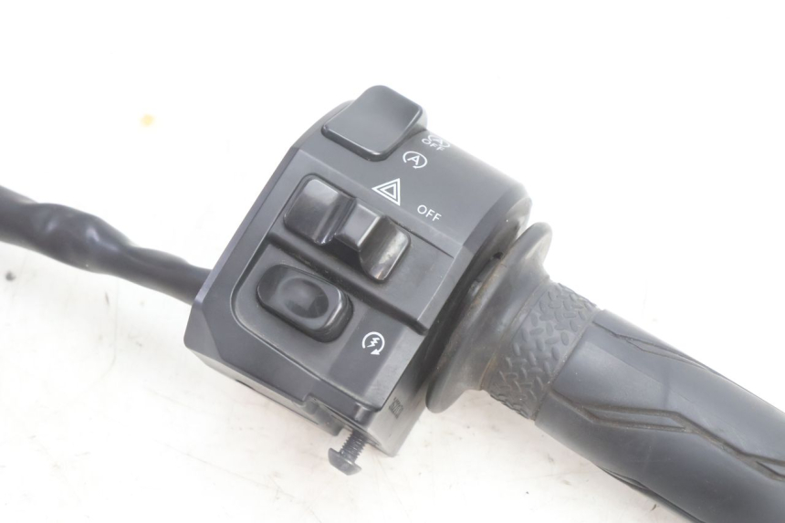 photo de PRAWA PRZEŁĄCZNIK YAMAHA N-MAX NMAX 125 (2021 - 2024) - Szczegół części
