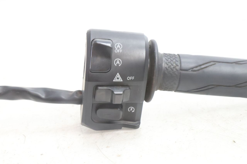 photo de PRAWA PRZEŁĄCZNIK YAMAHA N-MAX NMAX 125 (2021 - 2024) - Zoom stanu zużycia