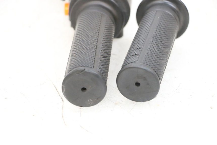 photo de PRZEŁĄCZNIK PRAWY JM MOTORS OLDIES 4T 50 (2010 - 2020) - Stan powierzchni