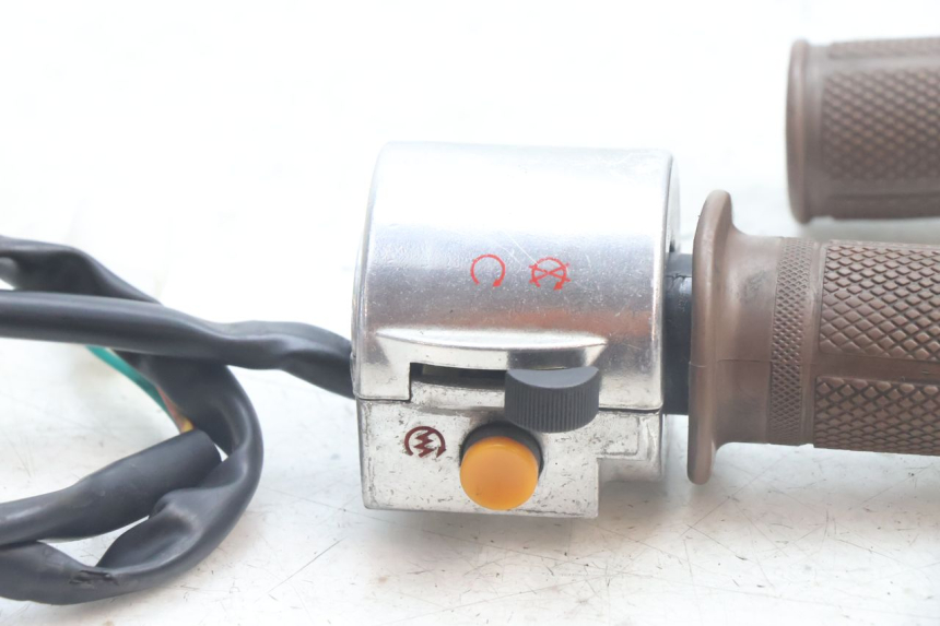 photo de PRZEŁĄCZNIK PRAWY JM MOTORS OLDIES 4T 50 (2010 - 2020) - Zoom stanu zużycia