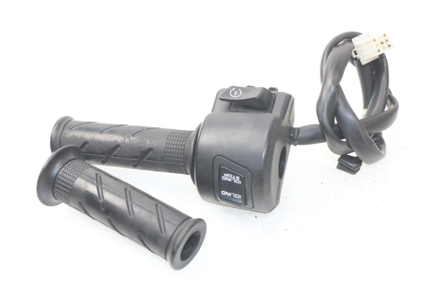 photo de PRZEŁĄCZNIK PRAWY HONDA PCX (JF47) 125 (2012 - 2013) - Inny kąt widzenia