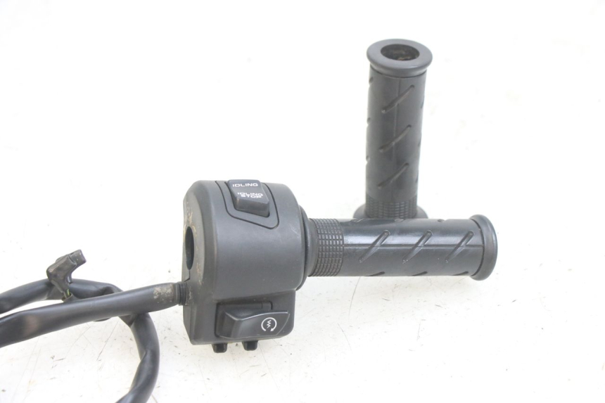 photo de PRZEŁĄCZNIK PRAWY HONDA PCX (JF47) 125 (2012 - 2013) - Zbliżenie techniczne