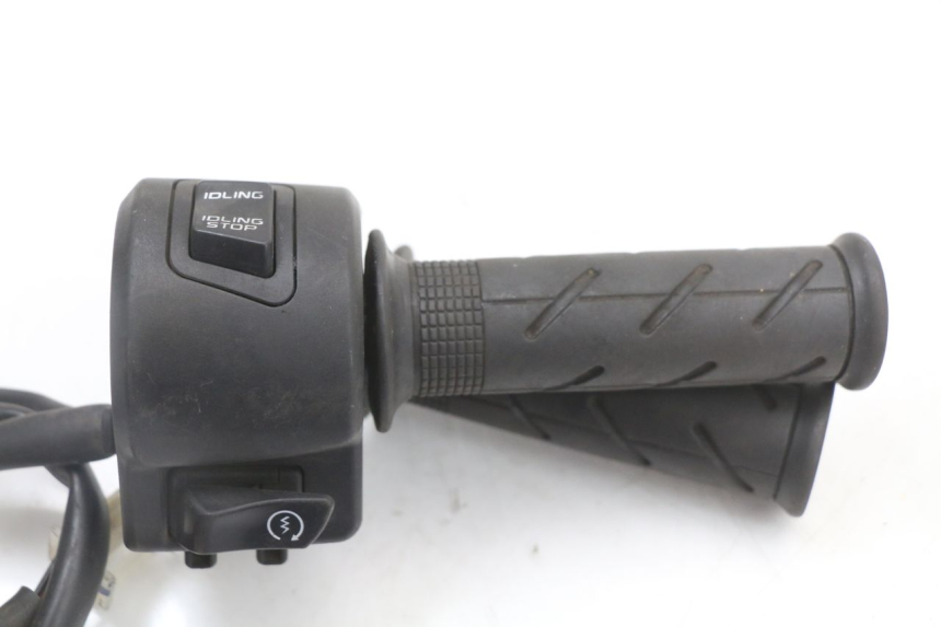 photo de PRZEŁĄCZNIK PRAWY HONDA PCX (JF47) 125 (2012 - 2013) - Inny kąt widzenia