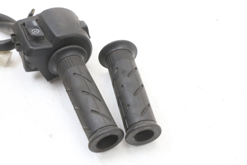 photo de PRZEŁĄCZNIK PRAWY HONDA PCX (JF47) 125 (2012 - 2013) - Stan powierzchni