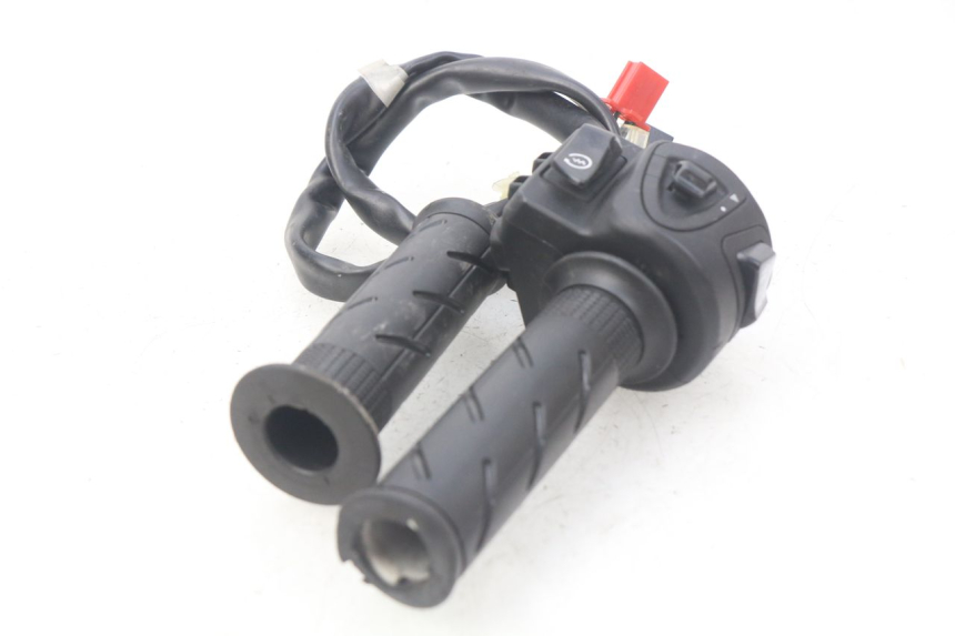 photo de PRZEŁĄCZNIK PRAWY HONDA PCX (JF57/JF64) 125 (2014 - 2018) - Zbliżenie techniczne