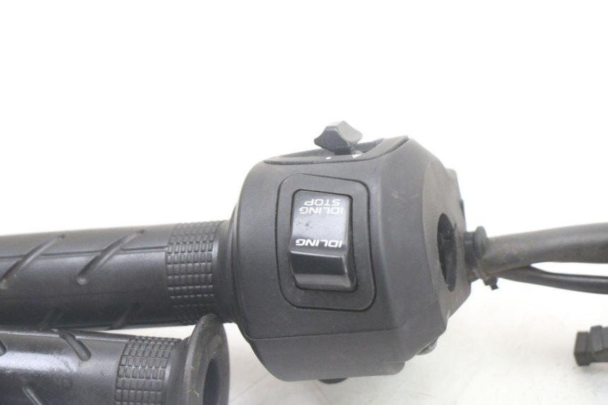 photo de PRZEŁĄCZNIK PRAWY HONDA PCX (JF57/JF64) 125 (2014 - 2018) - Zbliżenie techniczne