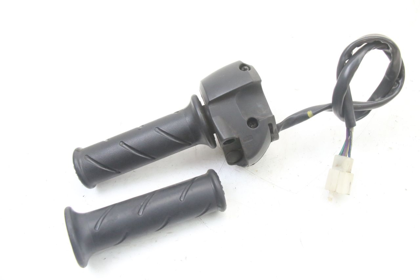 photo de PRZEŁĄCZNIK PRAWY PEUGEOT CITYSTAR 125 (2011 - 2017) - Inny kąt widzenia