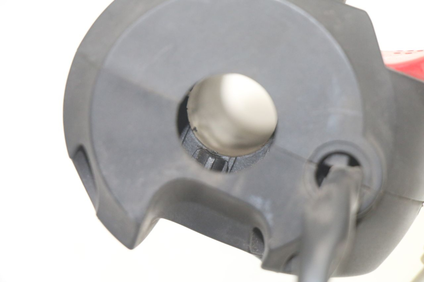 photo de PRZEŁĄCZNIK PRAWY PEUGEOT CITYSTAR 125 (2011 - 2017) - Zbliżenie techniczne