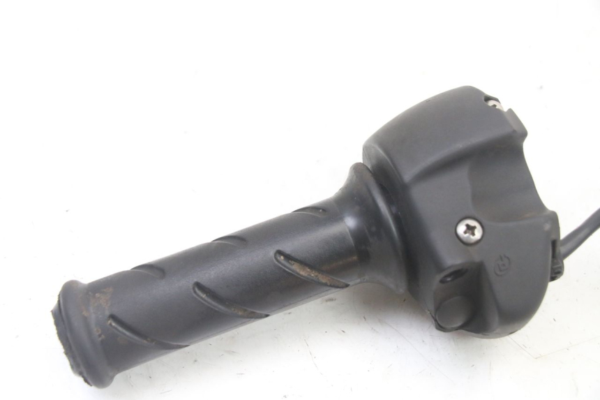 photo de PRZEŁĄCZNIK PRAWY PEUGEOT CITYSTAR 2T 50 (2018 - 2021) - Zbliżenie techniczne