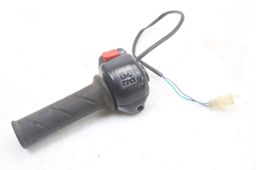 photo de PRZEŁĄCZNIK PRAWY PEUGEOT LUDIX 50 (2005 - 2007) - Inny kąt widzenia