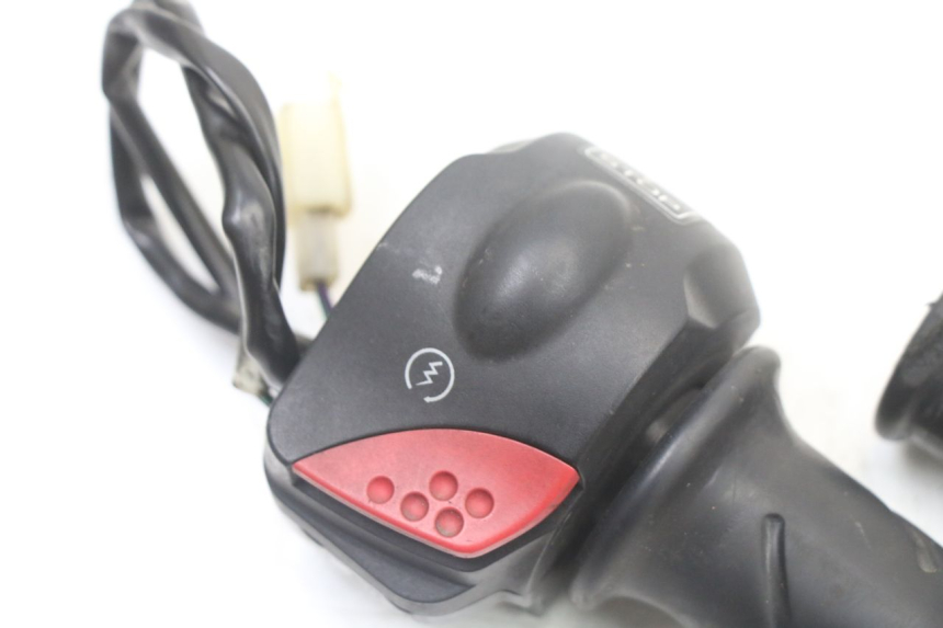 photo de PRZEŁĄCZNIK PRAWY PEUGEOT TREKKER TKR 50 (2005 - 2014) - Szczegół części