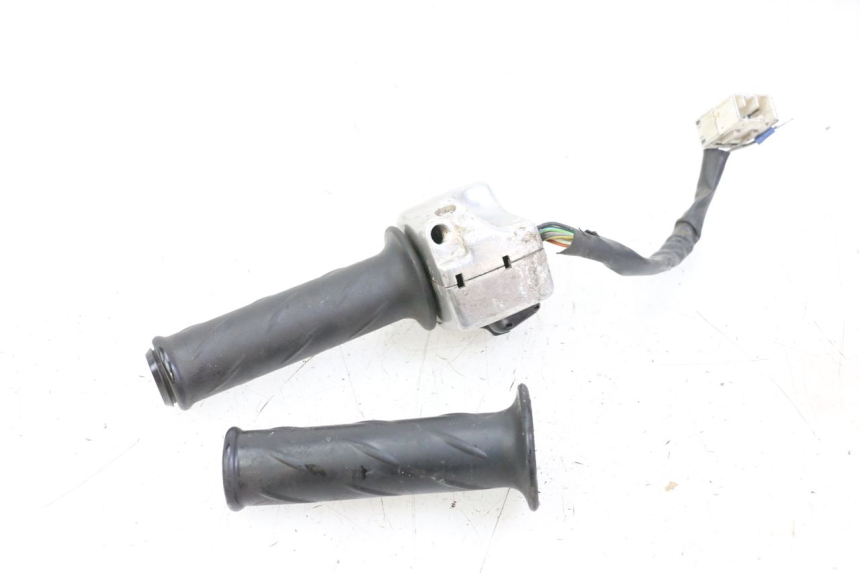 photo de PRZEŁĄCZNIK PRAWY PIAGGIO BEVERLY 125 (1998 - 2005) - Zbliżenie techniczne