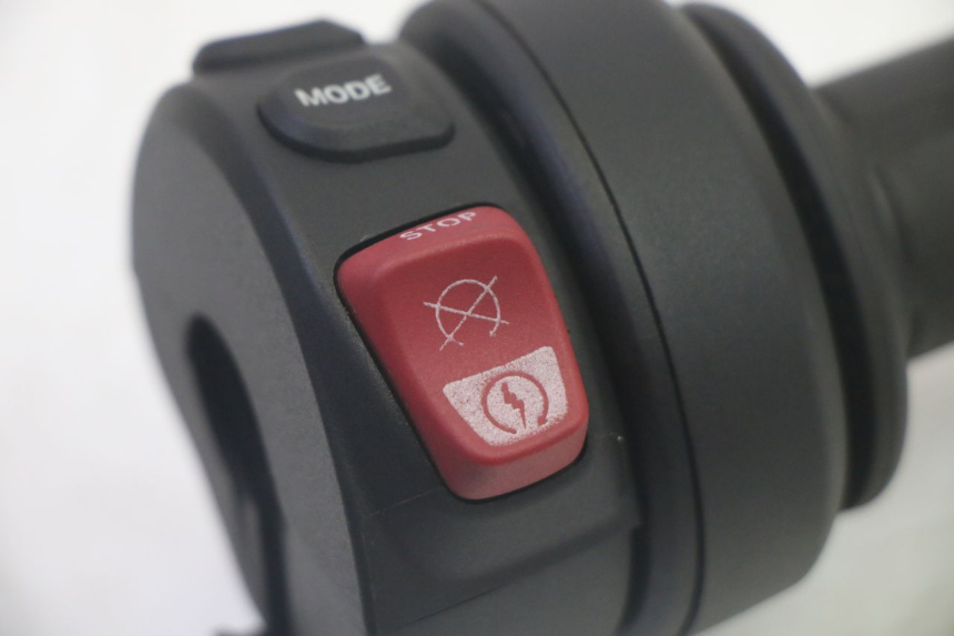 photo de PRZEŁĄCZNIK PRAWY BMW R GS 1250 (2021 - 2024) - Zbliżenie techniczne