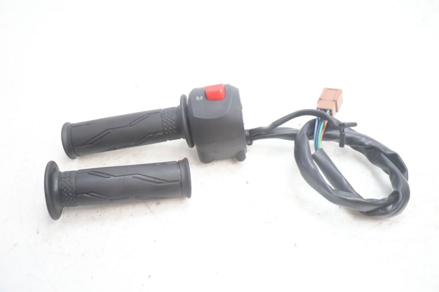 photo de PRAWA PRZEŁĄCZNIK JM MOTORS R-MAX TECH 50 (2024 - 2026) - Zbliżenie techniczne