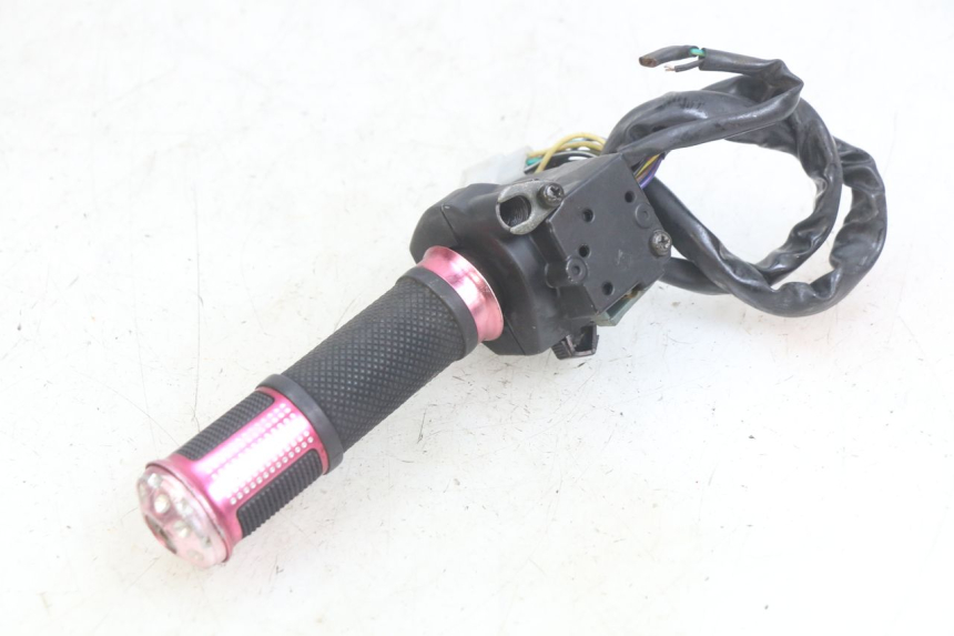 photo de PRZEŁĄCZNIK PRAWY YAMASAKI ROADSTER 50 (2013 - 2018) - Inny kąt widzenia