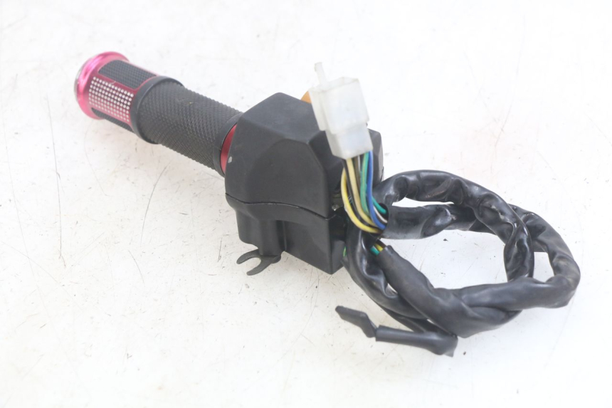 photo de PRZEŁĄCZNIK PRAWY YAMASAKI ROADSTER 50 (2013 - 2018) - Zbliżenie techniczne