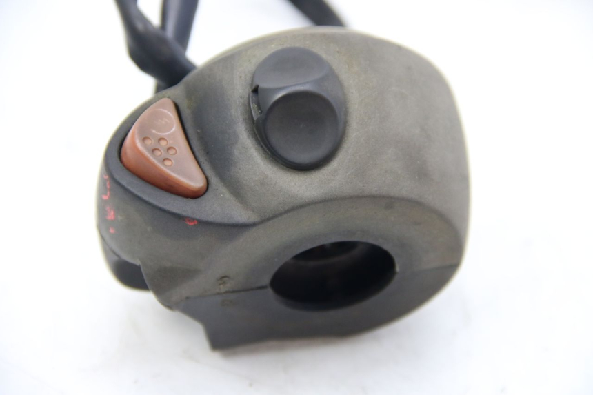 photo de PRZEŁĄCZNIK PRAWY PEUGEOT SATELIS COMPRESSOR K15 125 (2006 - 2009) - Zbliżenie techniczne