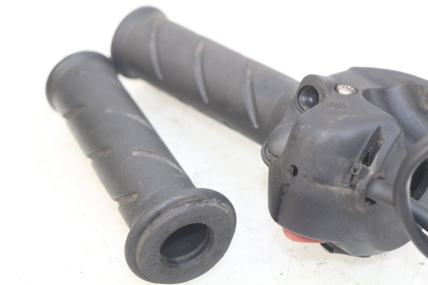 photo de PRZEŁĄCZNIK PRAWY PEUGEOT SATELIS 125 (2010 - 2012) - Zoom stanu zużycia