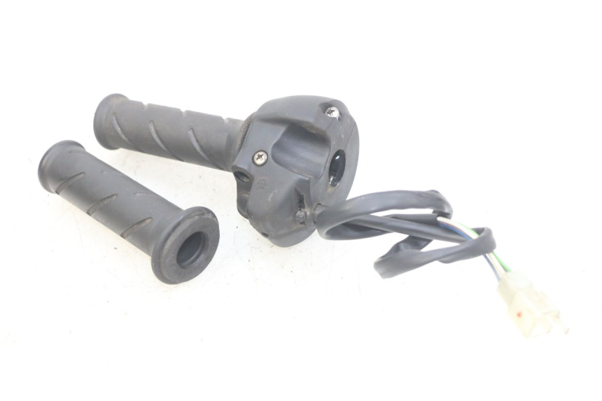 photo de PRZEŁĄCZNIK PRAWY PEUGEOT SATELIS 125 (2010 - 2012) - Zbliżenie techniczne