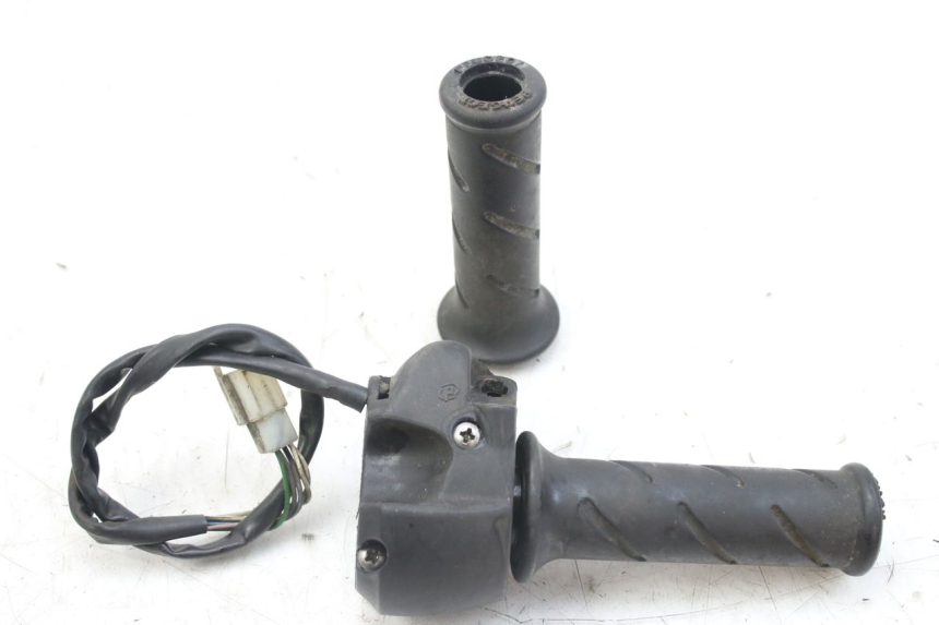 photo de PRZEŁĄCZNIK PRAWY PEUGEOT SATELIS 125 (2010 - 2012) - Szczegół części