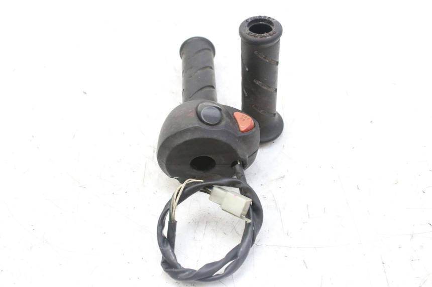 photo de PRZEŁĄCZNIK PRAWY PEUGEOT SATELIS 125 (2010 - 2012) - Zbliżenie techniczne