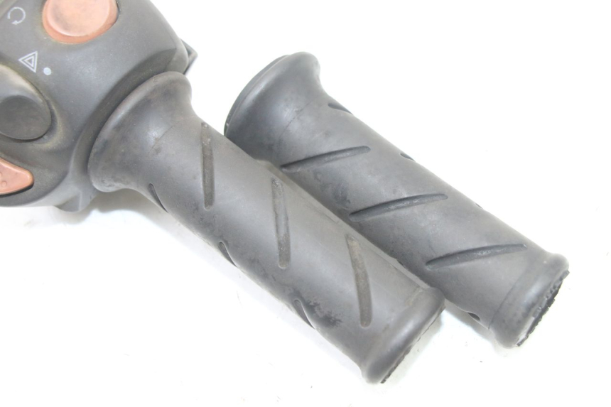 photo de PRZEŁĄCZNIK PRAWY PEUGEOT SATELIS 125 (2013 - 2018) - Zoom stanu zużycia