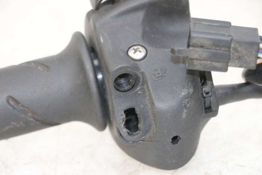 photo de PRZEŁĄCZNIK PRAWY PEUGEOT SATELIS 125 (2013 - 2018) - Inny kąt widzenia