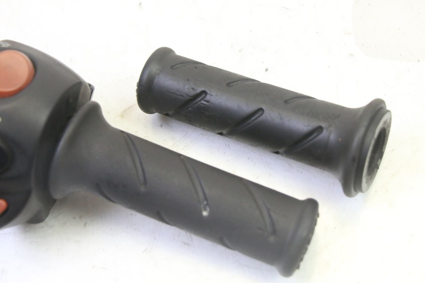 photo de PRZEŁĄCZNIK PRAWY PEUGEOT SATELIS 125 (2013 - 2018) - Zoom stanu zużycia