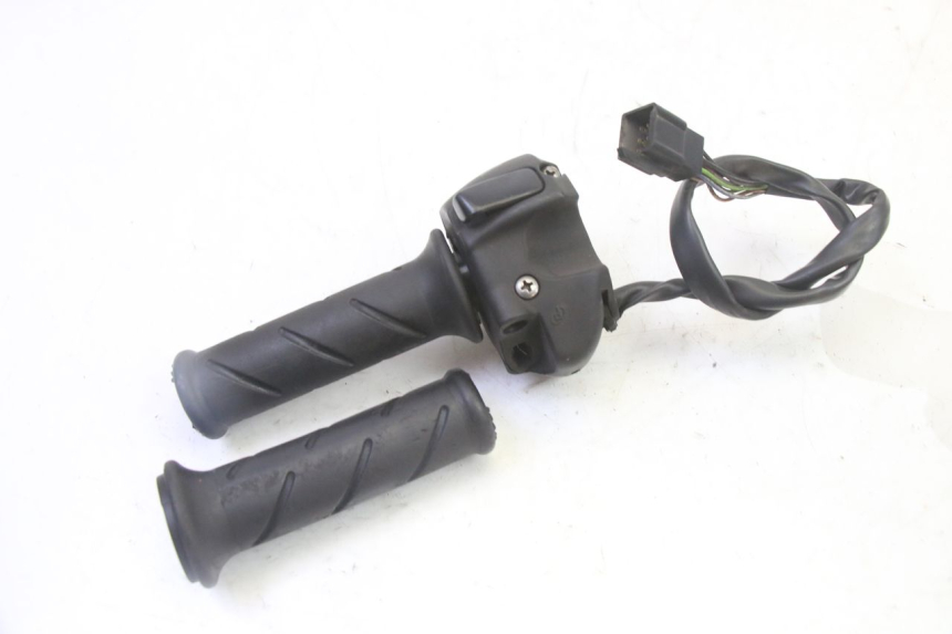 photo de PRZEŁĄCZNIK PRAWY PEUGEOT SATELIS 125 (2013 - 2018) - Zbliżenie techniczne