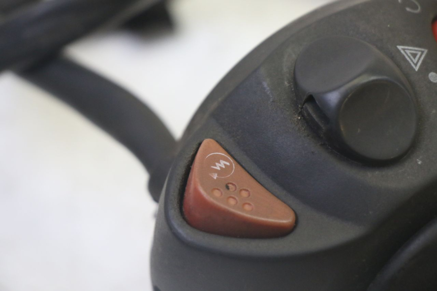 photo de PRZEŁĄCZNIK PRAWY PEUGEOT SATELIS 125 (2013 - 2018) - Zoom stanu zużycia