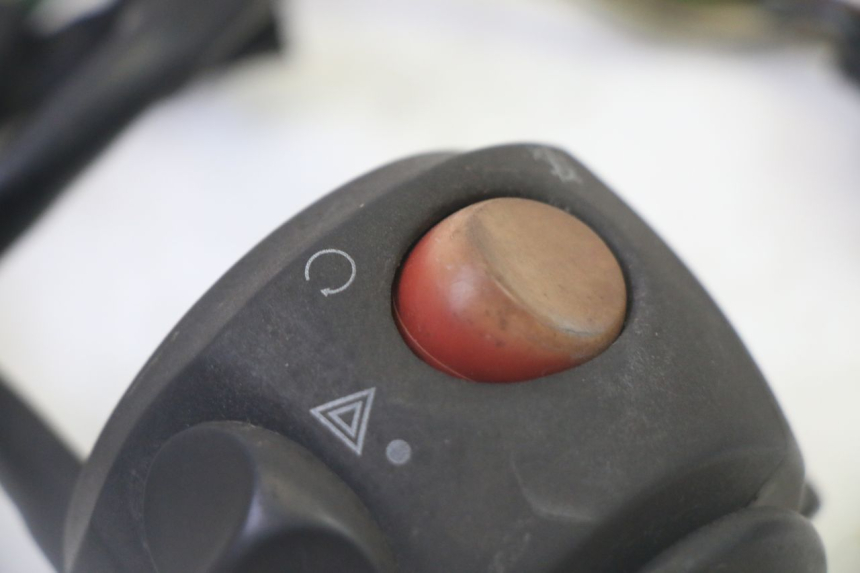 photo de PRZEŁĄCZNIK PRAWY PEUGEOT SATELIS 125 (2013 - 2018) - Inny kąt widzenia