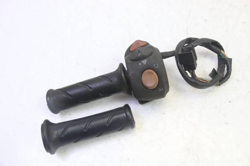 photo de PRZEŁĄCZNIK PRAWY PEUGEOT SATELIS 125 (2013 - 2018) - Zbliżenie techniczne