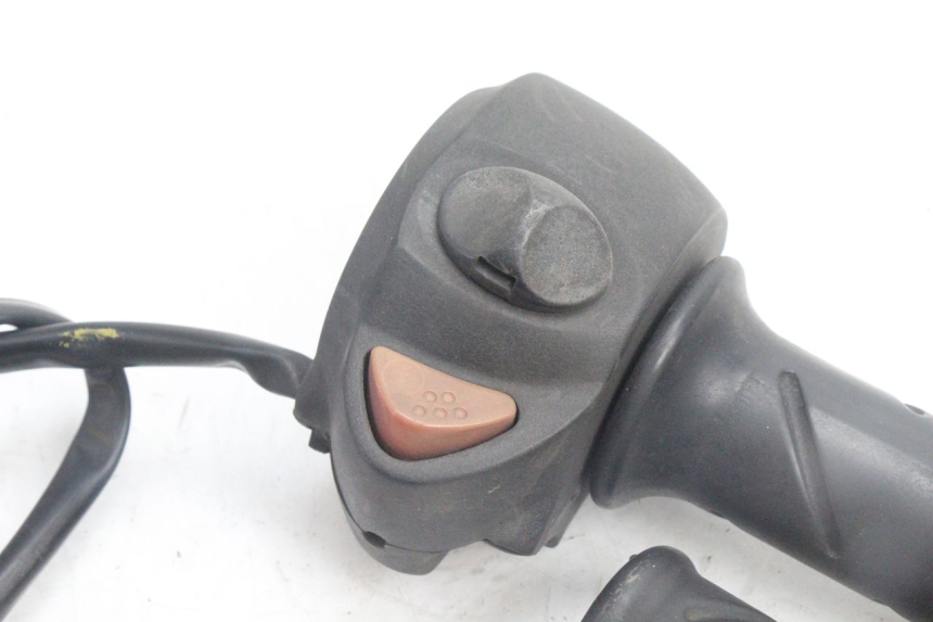 photo de PRZEŁĄCZNIK PRAWY PEUGEOT SATELIS 125 (2006 - 2009) - Zoom stanu zużycia