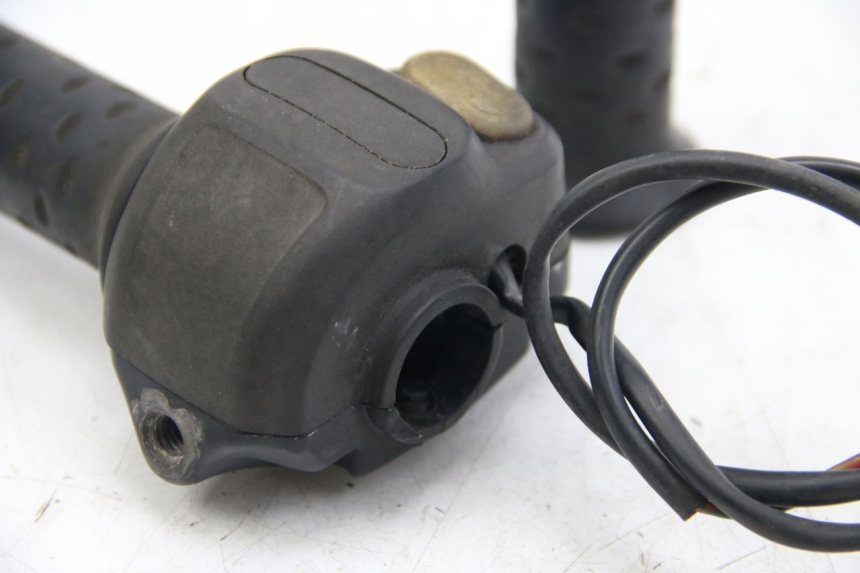 photo de PRZEŁĄCZNIK PRAWY APRILIA SCARABEO 4T 50 (2009 - 2017) - Szczegół części