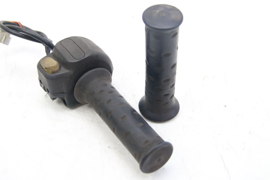 photo de PRZEŁĄCZNIK PRAWY APRILIA SCARABEO 4T 50 (2009 - 2017) - Inny kąt widzenia