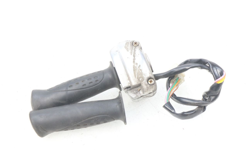 photo de PRZEŁĄCZNIK PRAWY KYMCO SENTO 50 (2008 - 2013) - Zbliżenie techniczne