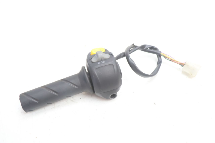 photo de PRZEŁĄCZNIK PRAWY PEUGEOT SPEEDFIGHT LC 50 (1996 - 2002) - Zbliżenie techniczne