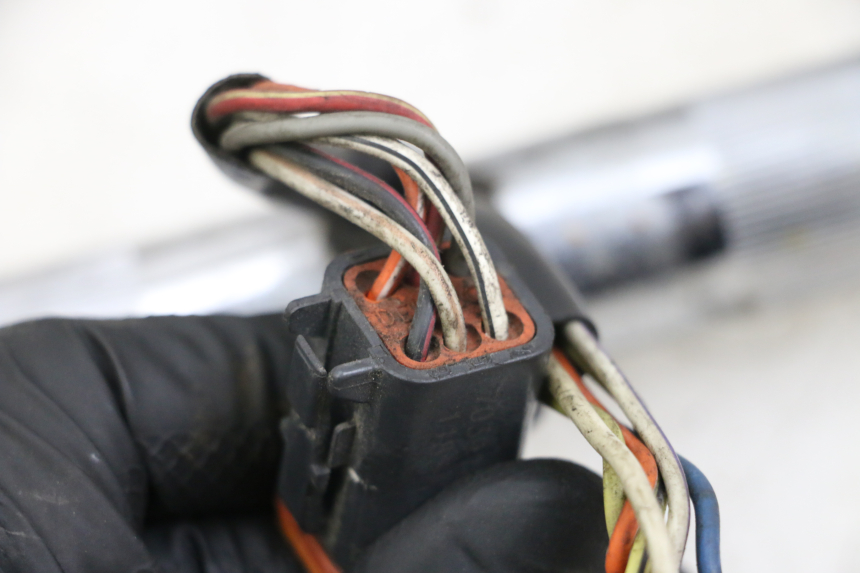 photo de PRZEŁĄCZNIK PRAWY HARLEY DAVIDSON SPORTSTER XL CUSTOM 1200 (2003 - 2004) - Stan powierzchni