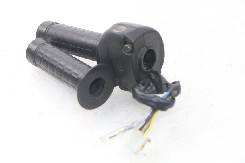 photo de PRZEŁĄCZNIK PRAWY FYM STRADA 50 (2007 - 2014) - Zbliżenie techniczne