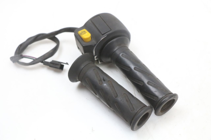 photo de PRZEŁĄCZNIK PRAWY PEUGEOT STREETZONE 2T 50 (2014 - 2019) - Inny kąt widzenia