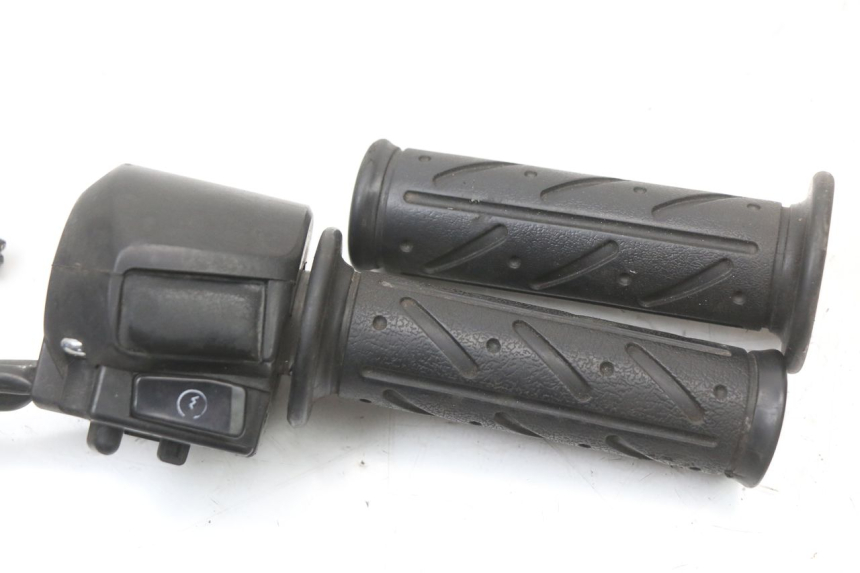 photo de PRZEŁĄCZNIK PRAWY KYMCO SUPER 8 4T 50 (2021 - 2024) - Zoom stanu zużycia