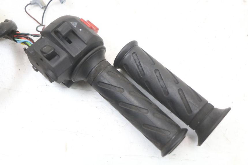 photo de PRZEŁĄCZNIK PRAWY SUZUKI BURGMAN 125 (2018 - 2021) - Szczegół części