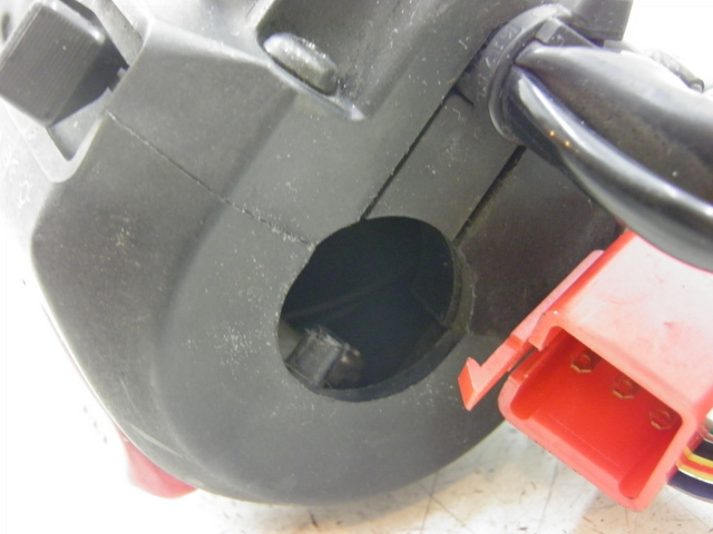 photo de PRZEŁĄCZNIK PRAWY SYM GTS 125 (2005 - 2008) - Zoom stanu zużycia