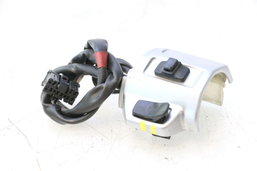 photo de PRZEŁĄCZNIK PRAWY PIAGGIO VESPA PRIMAVERA 2T 50 (2013 - 2018) - Zbliżenie techniczne