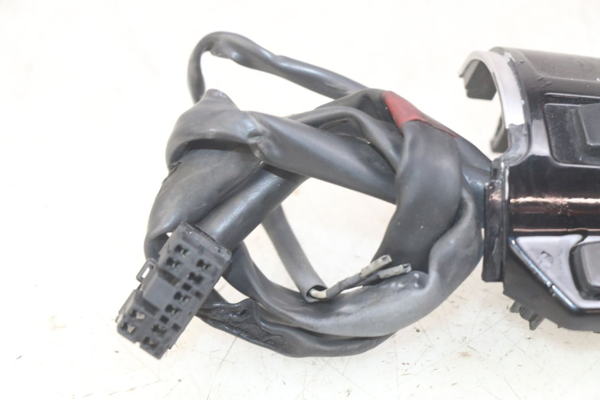 photo de PRZEŁĄCZNIK PRAWY PIAGGIO VESPA SPRINT 2T 50 (2014 - 2018) - Zbliżenie techniczne