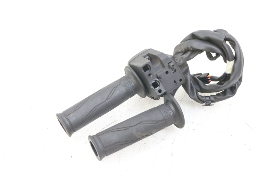 photo de PRZEŁĄCZNIK PRAWY YAMAHA XMAX X-MAX ABS 125 (2017 - 2020) - Inny kąt widzenia